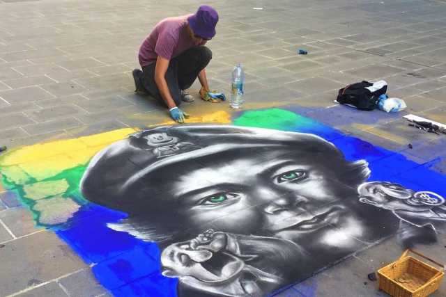 Martino, l'artista che colora il pavimento di via Sparano: �Disegno l'attualit�